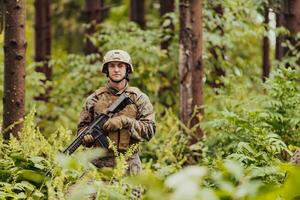 un moderno guerra soldado en guerra deber en denso y peligroso bosque áreas peligroso militar rescate operaciones foto