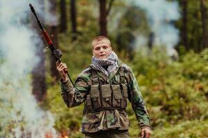 enojado terrorista militante guerrilla soldado guerrero en bosque foto