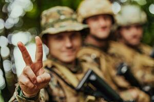 soldado luchadores en pie juntos con armas grupo retrato de nosotros Ejército élite miembros, privado militar empresa militares, anti terrorista equipo foto