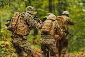 un grupo de moderno guerra soldados es luchando un guerra en peligroso remoto bosque áreas un grupo de soldados es luchando en el enemigo línea con moderno armas el concepto de guerra y militar conflictos foto