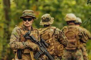 un grupo de moderno guerra soldados es luchando un guerra en peligroso remoto bosque áreas un grupo de soldados es luchando en el enemigo línea con moderno armas el concepto de guerra y militar conflictos foto