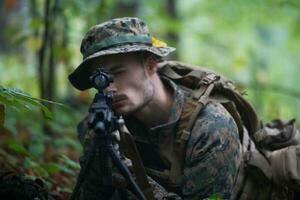 soldado en acción apuntando a la óptica de mira láser de arma foto