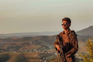 soldado retrato en puesta de sol local héroe urbano leyenda auténtico foto