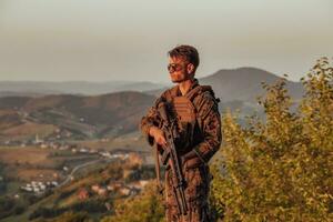 soldado retrato en puesta de sol local héroe urbano leyenda auténtico foto