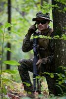 soldado preparando equipo táctico y de comunicación para la batalla de acción foto