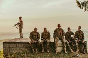 soldados equipo relajante después batalla teniendo un descanso en formación foto
