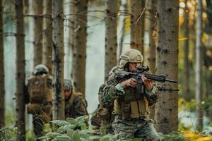 un grupo de moderno guerra soldados es luchando un guerra en peligroso remoto bosque áreas un grupo de soldados es luchando en el enemigo línea con moderno armas el concepto de guerra y militar conflictos foto