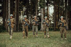 soldado luchadores en pie juntos con armas grupo retrato de nosotros Ejército élite miembros, privado militar empresa militares, anti terrorista equipo foto