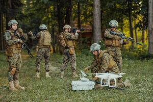 moderno guerra soldados equipo son utilizando zumbido para exploración y vigilancia durante militar operación en el bosque. foto