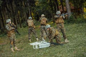 moderno guerra soldados equipo son utilizando zumbido para exploración y vigilancia durante militar operación en el bosque. foto