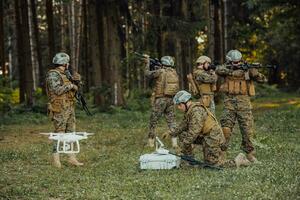 moderno guerra soldados equipo son utilizando zumbido para exploración y vigilancia durante militar operación en el bosque. foto