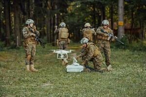 moderno guerra soldados equipo son utilizando zumbido para exploración y vigilancia durante militar operación en el bosque. foto