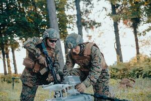 moderno guerra soldados equipo son utilizando zumbido para exploración y vigilancia durante militar operación en el bosque. foto