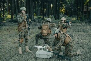 moderno guerra soldados equipo son utilizando zumbido para exploración y vigilancia durante militar operación en el bosque. foto