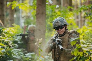 un grupo de moderno guerra soldados es luchando un guerra en peligroso remoto bosque áreas un grupo de soldados es luchando en el enemigo línea con moderno armas el concepto de guerra y militar conflictos foto