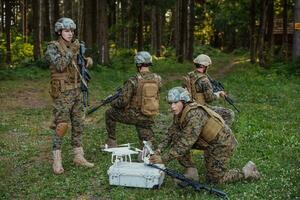 moderno guerra soldados equipo son utilizando zumbido para exploración y vigilancia durante militar operación en el bosque. foto