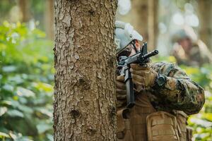 un moderno guerra soldado en guerra deber en denso y peligroso bosque áreas peligroso militar rescate operaciones foto