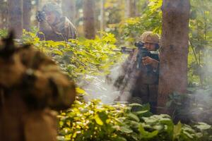 un moderno guerra soldado en guerra deber en denso y peligroso bosque áreas peligroso militar rescate operaciones foto