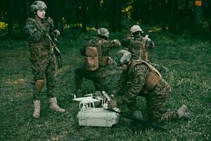 moderno guerra soldados equipo son utilizando zumbido para exploración y vigilancia durante militar operación en el bosque. foto