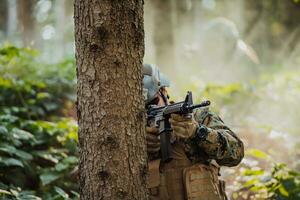 un moderno guerra soldado en guerra deber en denso y peligroso bosque áreas peligroso militar rescate operaciones foto