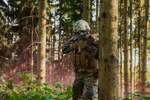 un moderno guerra soldado en guerra deber en denso y peligroso bosque áreas peligroso militar rescate operaciones foto