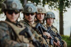 soldado luchadores en pie juntos con armas grupo retrato de nosotros Ejército élite miembros, privado militar empresa militares, anti terrorista equipo foto