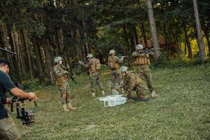 moderno guerra soldados equipo son utilizando zumbido para exploración y vigilancia durante militar operación en el bosque. foto