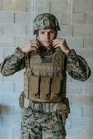 soldado preparando táctico protector y comunicación engranaje para acción batalla foto
