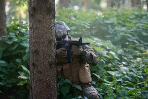 soldado en acción apuntando a la óptica de la mira láser foto