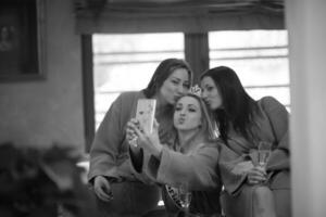 chicas haciendo selfie en despedida de soltera foto