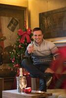 joven feliz con una copa de champán foto