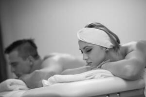 pareja joven, acostado, en, camilla de masaje foto