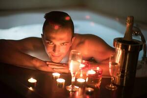 hombre relajándose en el jacuzzi foto