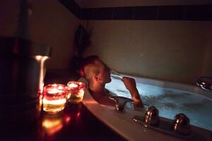 hombre relajándose en el jacuzzi foto