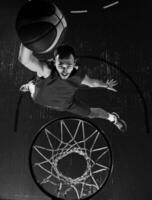 jugador de baloncesto en acción foto