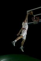 jugador de baloncesto en acción foto