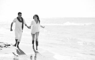 feliz pareja joven divertirse en la hermosa playa foto