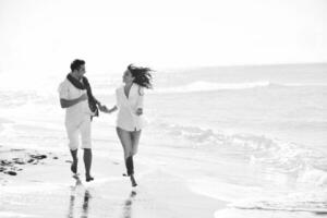 feliz pareja joven divertirse en la hermosa playa foto