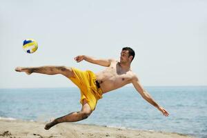 jugador masculino de voleibol de playa foto