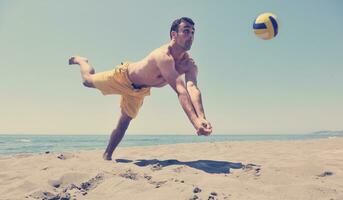 jugador masculino de voleibol de playa foto