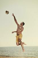 jugador masculino de voleibol de playa foto