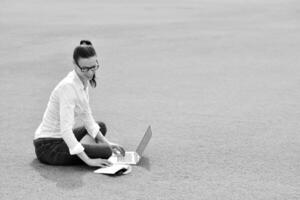 mujer con laptop en el parque foto