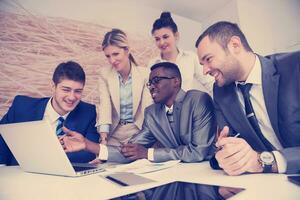 grupo de personas de negocios en la oficina foto