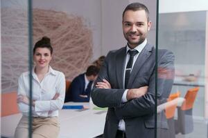 grupo de personas de negocios en la oficina foto