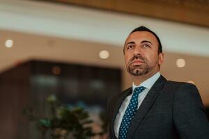 retrato de un empresario en un traje en un moderno oficina edificio. selectivo atención foto