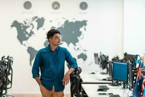 retrato del líder de los hombres de negocios casuales de confianza permanente en el espacio de trabajo conjunto. concepto de inicio de pequeñas empresas. enfoque selectivo foto