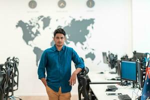 retrato del líder de los hombres de negocios casuales de confianza permanente en el espacio de trabajo conjunto. concepto de inicio de pequeñas empresas. enfoque selectivo foto