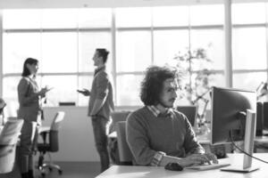 hombre de negocios que trabaja usando una computadora en la oficina de inicio foto