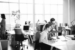 dos personas de negocios que trabajan con una computadora en la oficina foto