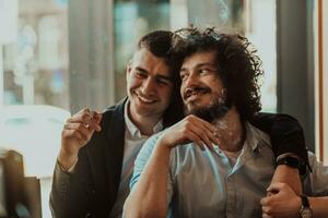 retrato de una pareja masculina romántica lgbt gay diversa multiétnica abrazándose y mostrando su amor foto